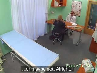 Blondine verkoopster geneukt in namaak ziekenhuis