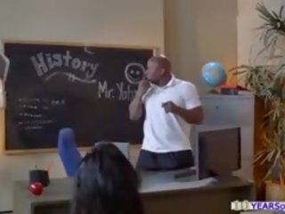 Tia Cyrus Gives Her Prof A Blowjob In Front Of Classmates
