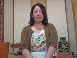 Mollig full-blown japans femme fatale houdt lul indoors en buitenshuis